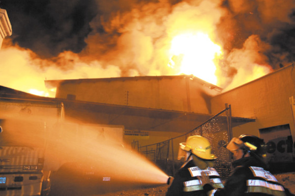 Voraz incendio destruye Agencia La Mundial