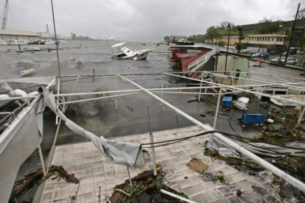 Huracán Dean deja dos muertos en su avance por islas del Caribe