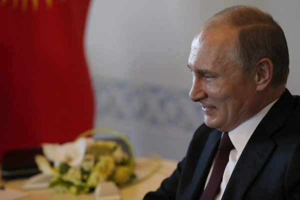 Putin reaparece tras diez días de misterios