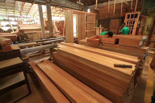 Pequeños madereros ceibeños exportan muebles a Dinamarca