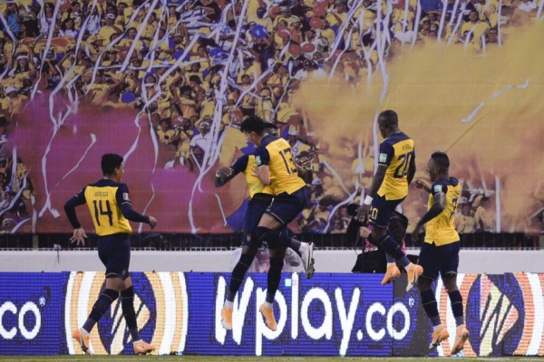 Ecuador's Robert Arboleda (2-L) celebrates with teammates after scoring a goal against Colombia during their closed-door 2022 FIFA World Cup South American qualifier football match at the Rodrigo Paz Delgado Stadium in Quito on November 17, 2020. (Photo by RODRIGO BUENDIA / POOL / AFP)