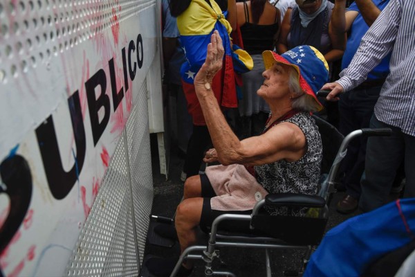 Gasean la 'Marcha de los abuelos' en Venezuela