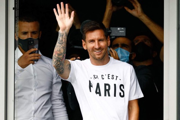 Lionel Messi aterriza en París para firmar por el PSG