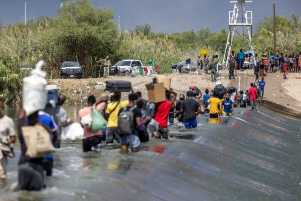 EEUU aumenta 'vuelos de deportación' para inmigrantes varados en Texas