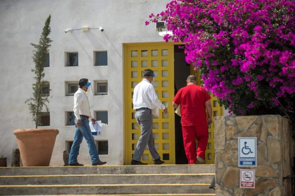Autoridades mexicanas detectan en asilo 15 casos y dos muertes de COVID-19