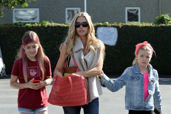 Charlie Sheen humilla a sus hijas