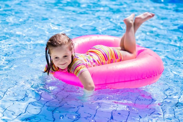 Repase las medidas de seguridad de natación para el verano