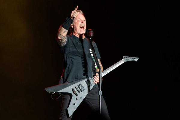 Metallica pospone su gira por recaída de James Hetfield en sus adicciones