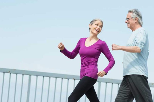 Una caminata a diario es un buen paso para la salud del cerebro de las personas mayores