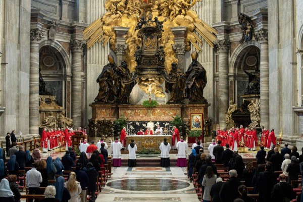 This photo taken and handout on March 28, 2021 by The Vatican Media shows Pope Francis (Rear C) celebrating Palm Sunday mass, which marks the first day of Holy Week, at St. Peter's Basilica in The Vatican. (Photo by Handout / VATICAN MEDIA / AFP) / RESTRICTED TO EDITORIAL USE - MANDATORY CREDIT 'AFP PHOTO / VATICAN MEDIA' - NO MARKETING - NO ADVERTISING CAMPAIGNS - DISTRIBUTED AS A SERVICE TO CLIENTS