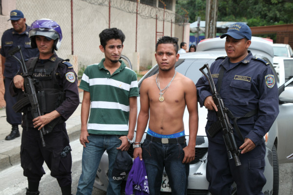 Capturan a dos supuestos sicarios