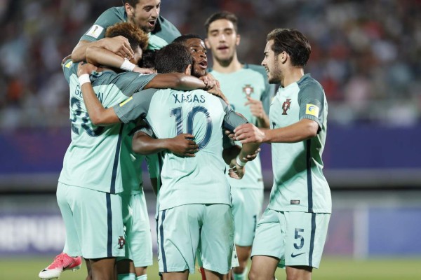 JHK02 CHEONAN (COREA DEL SUR) 30/05/2017.- El jugador de la selección sub-20 de Portugal Xadas (c) celebra su gol con sus compañeros durante el partido de octavos de final de la Copa Mundial de Fútbol sub-20 disputado entre Pirtugal y Corea del Sur, en Cheonan (Corea del Sur), hoy, 30 de mayo de 2017. EFE/Jeon Heon-Kyun