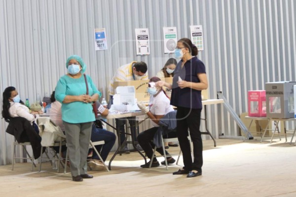 A medias se cumplen medidas de bioseguridad durante jornada de elecciones primarias e internas en Honduras (Fotos)