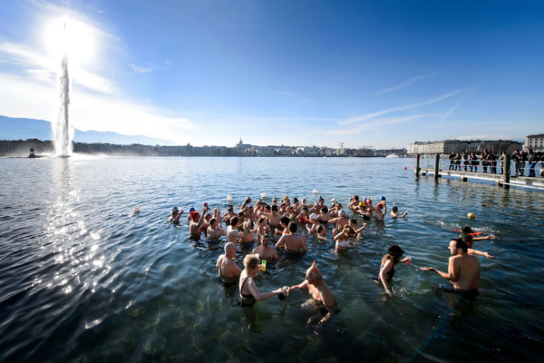 Celebran el Año Nuevo con baño en mar helado