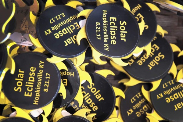 Locura en EUA por primer eclipse total de sol en 99 años