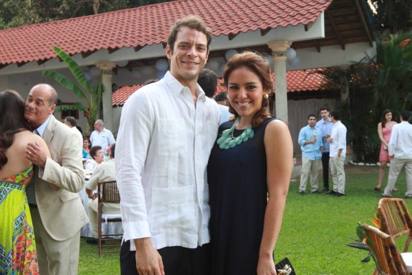 Andrea Handal y Roberto Álvarez firman acta de boda civil