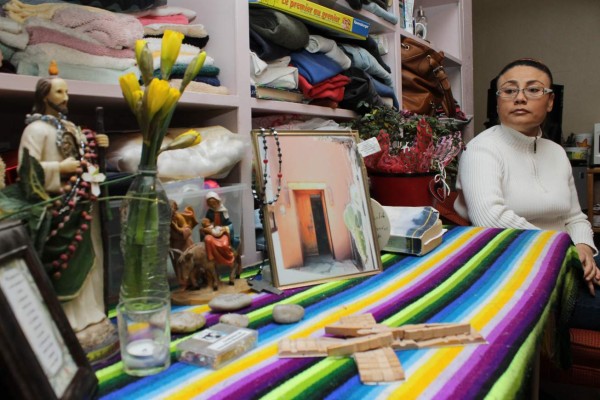 Migrante mexicana deja la iglesia en la que se refugió por 450 días