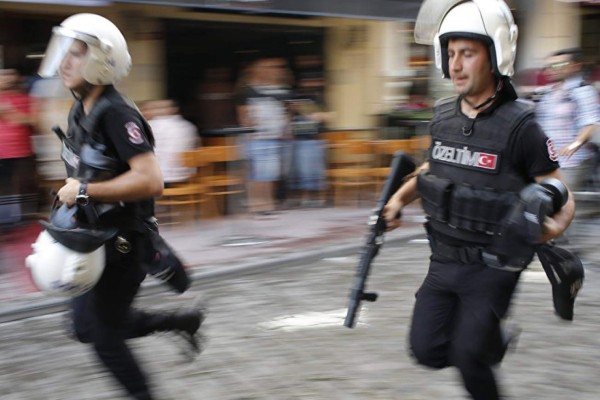 Presunto miembro del EI acuchilla a policía en Estambul