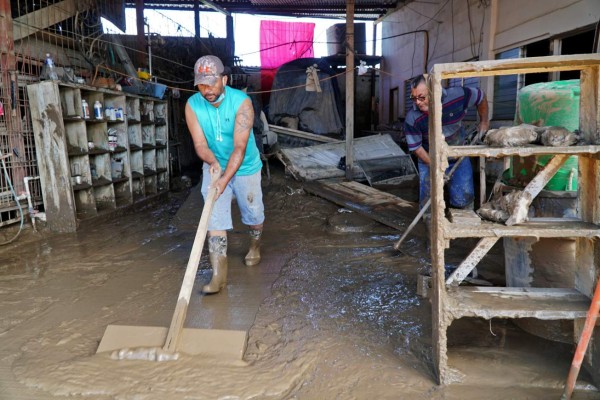 Limeños resurgen tras 20 días bajo el agua y la devastación