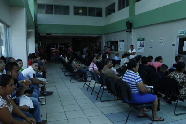 Afiliados al Seguro Social compran materiales para cirugías