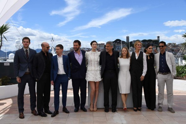 US director Jodie Foster (4thR) poses on May 12, 2016 with (fromL) US screenwriter Jamie Linden, US producer Daniel Dubiecki, British actor Jack O'Connell, British actor Dominic West, Irish actress Caitriona Balfe, US actor George Clooney, US actress Julia Roberts, US producer Lara Alameddine and US producer Grant Heslov during a photocall for the film 'Money Monster' at the 69th Cannes Film Festival in Cannes, southern France. / AFP PHOTO / ANNE-CHRISTINE POUJOULAT