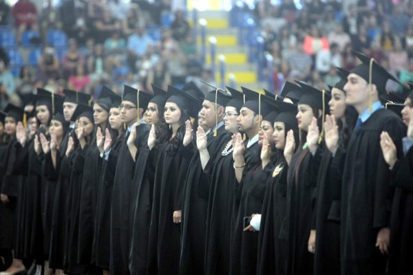 Unah gradúa 694 nuevos profesionales en Tegucigalpa