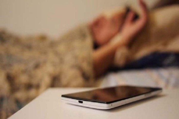 Estudio advierte los riesgos de dormir cerca del celular