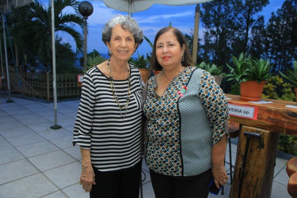 El club de jardinería de la ciudad se reune