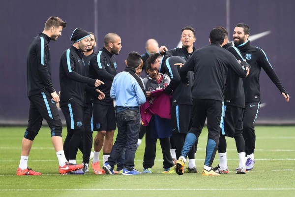 Tres niños se cuelan en el entrenamiento del Barcelona