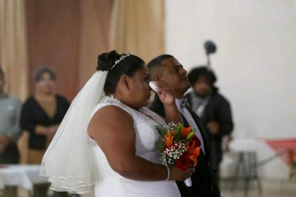 Caravana migrantes: Pareja de hondureños se casa en México