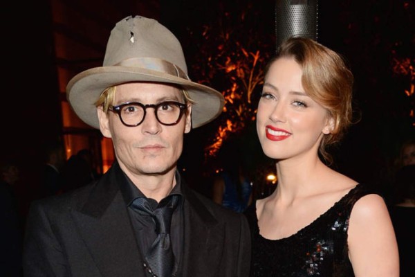 Johnny Depp lee novelas a Amber Heard