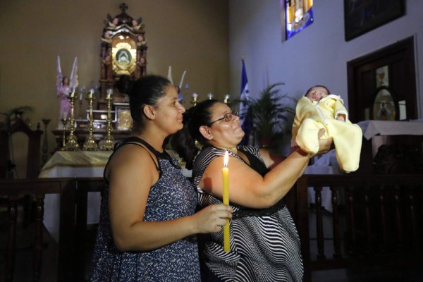 El pequeño Enmanuel está en casa con su madre