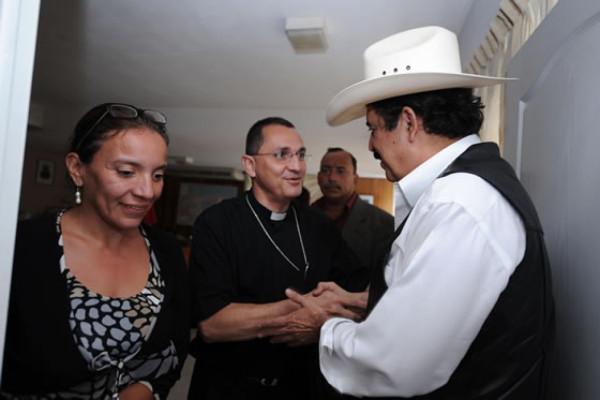 Arzobispo de Tegucigalpa visita embajada brasileña