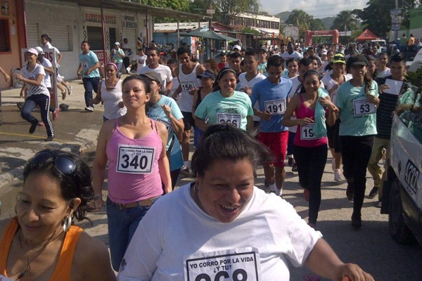 Centenares de sampedranos se sumaron esta mañana a la maratón realizada en el sector Rivera Hernández.