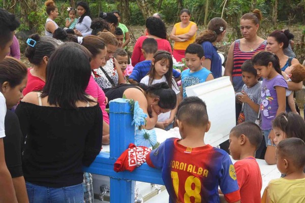 Sepultan al pequeño Ian, asesinado a golpes en EUA