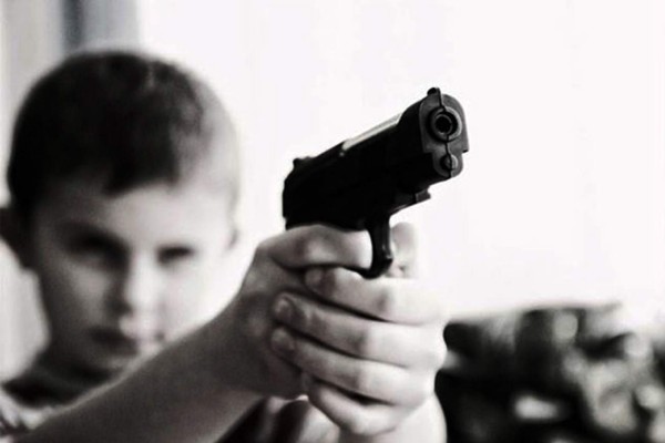 Niño de 3 años mata a un hombre por orden de su padre