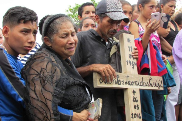 Sepultan a las cinco víctimas de derrumbe en El Paraíso