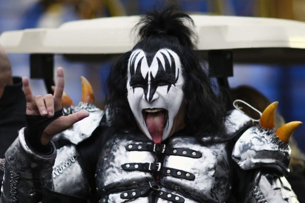 Para Gene Simmons Lady Gaga canta, Madonna no