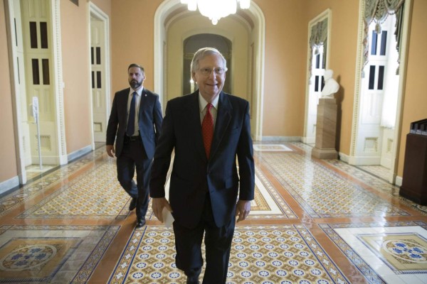 ST001. WASHINGTON (EE.UU.), 26/07/2017.- El líder de la mayoría republicana del Senado Mitch McConnell (C) camina desde su oficina hoy, miércoles 26 de julio de 2017, antes de la votación en contra de una iniciativa para derogar la ley de salud del expresidente Barack Obama que proponía un margen de actuación de dos años para diseñar una alternativa, en Washington (EE.UU.). Con 45 votos a favor y 55 en contra, el Senado tumbó la segunda de las opciones que barajaban a tal fin, después de que la pasada noche acabaran con el primer proyecto, también por falta de acuerdo entre los conservadores. EFE/MICHAEL REYNOLDS