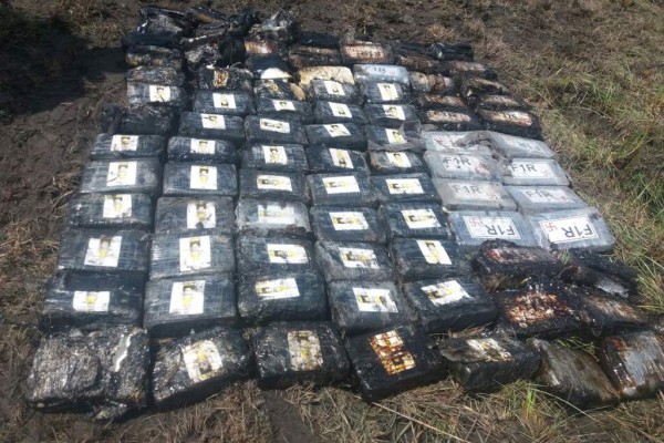 Los paquetes de la droga fueron recuperados de la avioneta y trasladados a Tegucigalpa.