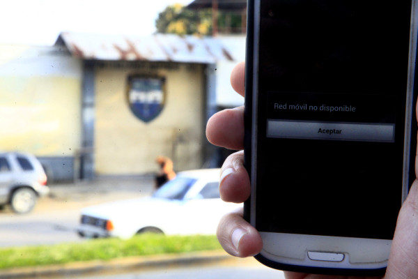 Reos hondureños buscan evadir bloqueo con teléfonos satelitales