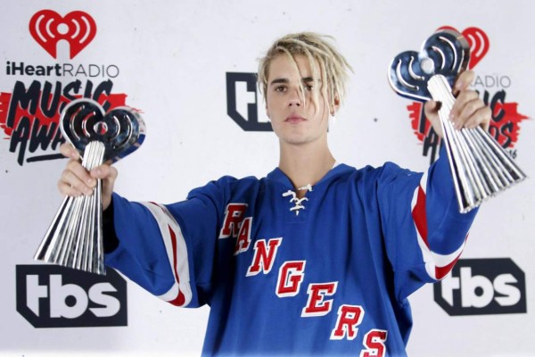 Justin Bieber se cae en concierto y es la burla en Internet