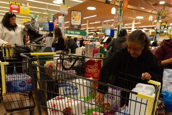 Mujeres y latinos, los más afectados por efectos de la pandemia en Illinois