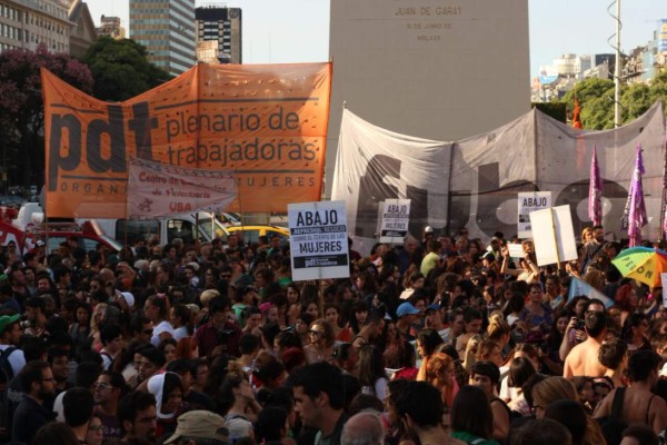 Centenares de mujeres argentinas se unen al 'tetazo'