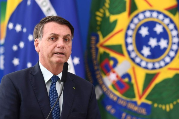 Bolsonaro critica cuarentena y pide a brasileños no 'acobardarse con ese virus'