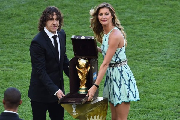 Puyol y Gisele Bündchen entrega el trofeo de campeón