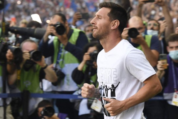 Afición del PSG enloquece por Messi en el Parque de los Príncipes