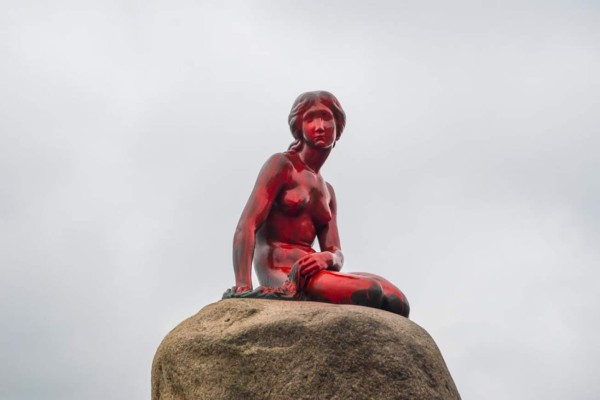 Pintan de rojo la Sirenita de Copenhague en protesta por la caza de ballenas