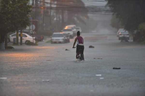 Dos muertos y varias familias en albergues, saldo en Atlántida