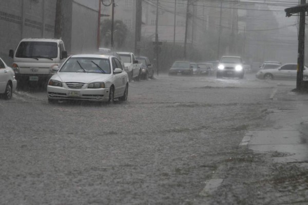Destrucción, caos y congestionamiento deja lluvia en San Pedro Sula